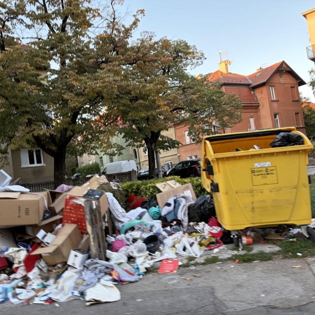 Otpadom zatrpani Trg Vlaha Bukovca 4. listopada
