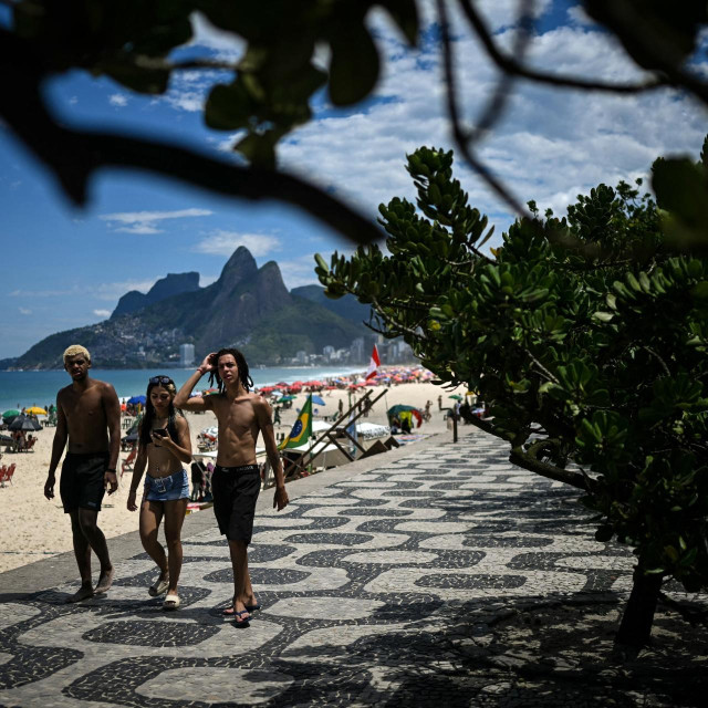 Brazilci na plaži Ipanema u Rio de Janeiru