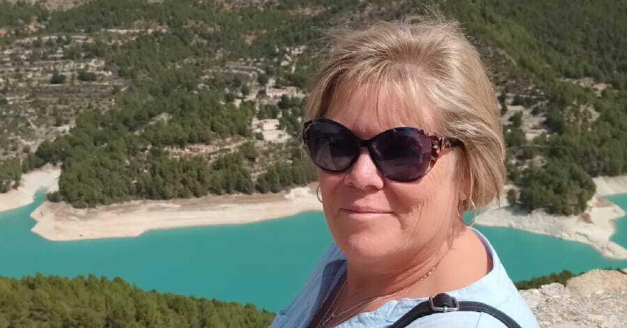 Sa šezdeset godina dala je otkaz i prodala kuću. Proputovala je 15 zemalja, a sada živi za sitniš