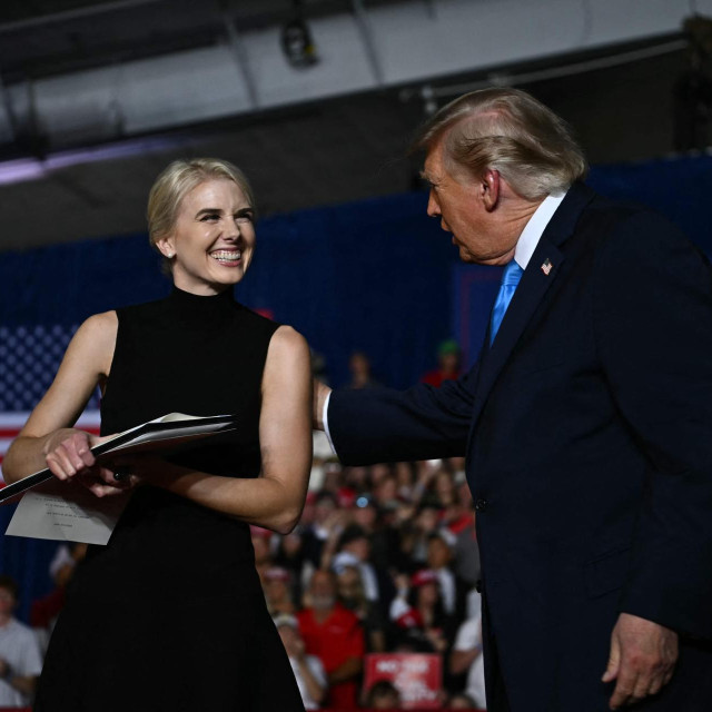Američki predsjednik Donald Trump s izvršnom pomoćnicom Natalie Harp tijekom skupa u Grand Islandu u Nebraski