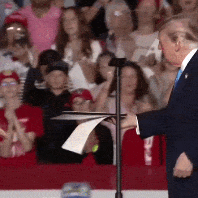 Američki predsjednik Donald Trump s izvršnom pomoćnicom Natalie Harp tijekom skupa u Grand Islandu u Nebraski