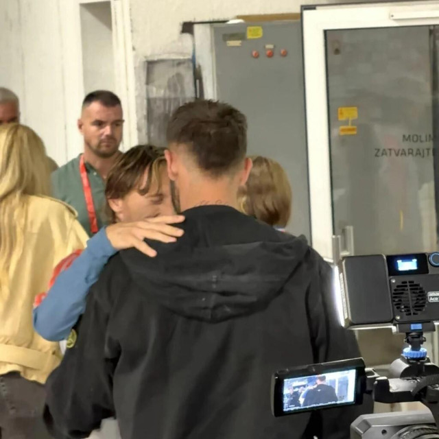 Luka Modrić i Marko Livaja u zagrljaju