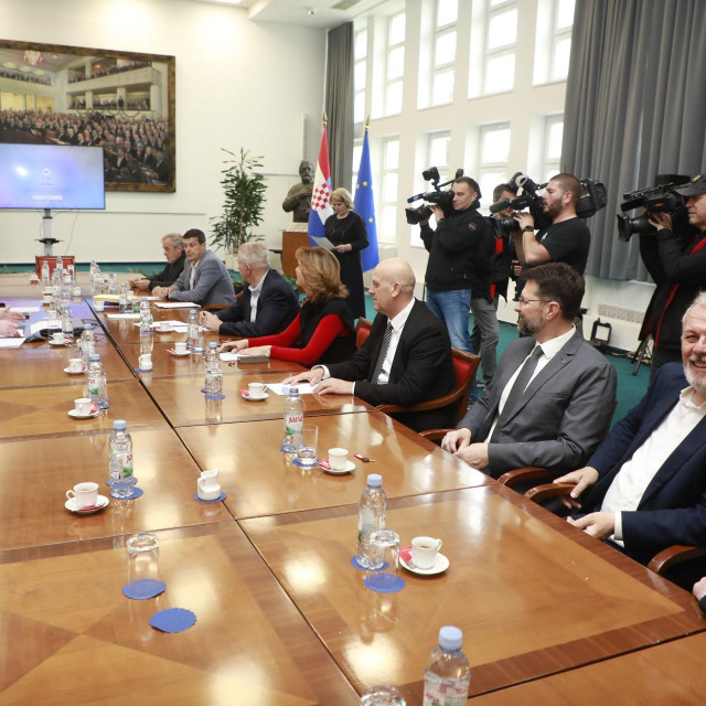 Zatvorena sjednica Odbora za unutarnju politiku i nacionalnu sigurnost Hrvatskog sabora u travnju 2026. godine. Na fotografiji: zamjenik ravnatelja SOA-e Hrvoje Omrčanin, Ranko Ostojić i Ante Sanader