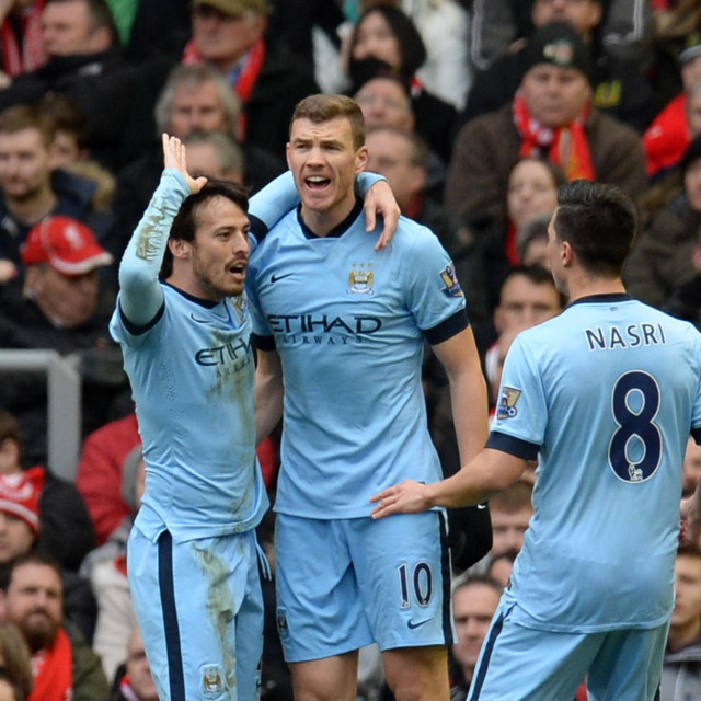 Bosanskohercegovački napadač Manchester Cityja Edin Džeko sa španjolskim veznjakom Cityja Davidom Silvom i francuskim veznjakom Cityja Samirom Nasrijem 