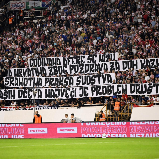 Transparent o ustaškom pozdravu koji je jučer razvijen na Poljudu