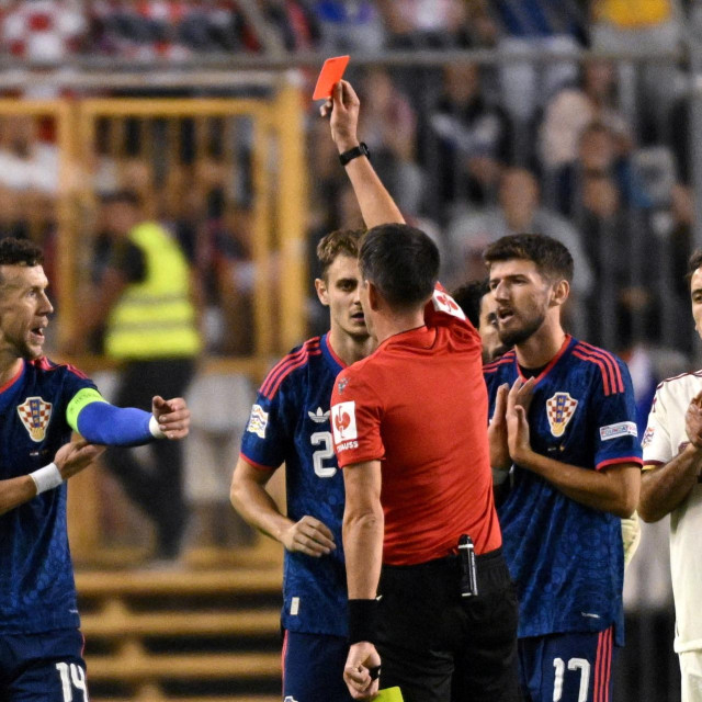 Sudac pokazuje crveni karton Ivanu Perišiću