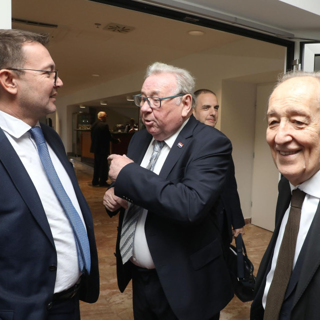 Saborski zastupnik Arsen Bauk, Vladimir Šeks, Furio Radin i ministar rada, mirovinskoga sustava, obitelji i socijalne politike Alen Ružić uoči svečane sjednice Hrvatskog sabora