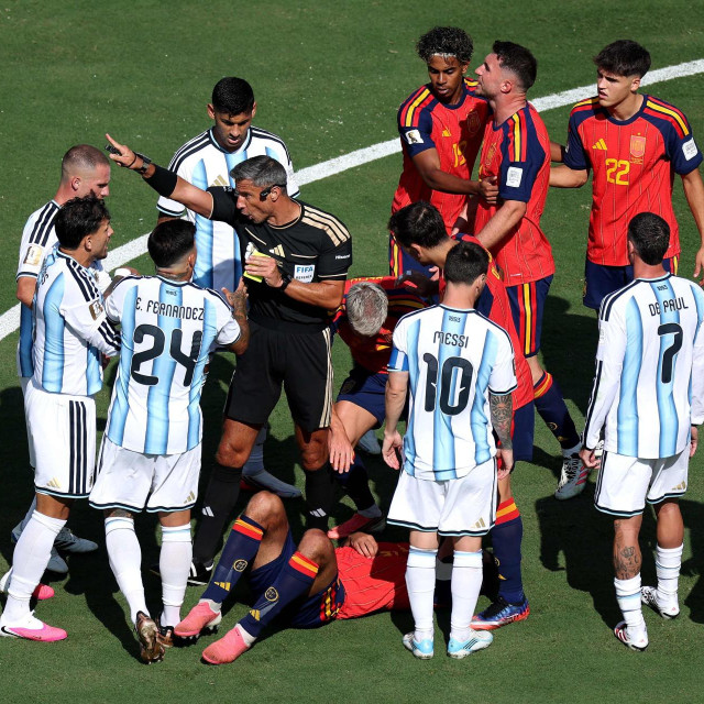 Sudac Slavko Vinčić pokazuje žuti karton Leandru Paredesu iz Argentine tijekom finala Svjetskog prvenstva 2026. između Španjolske i Argentine