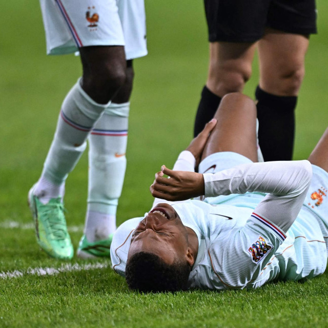 Francuski napadač Kylian Mbappe reagira nakon postignutog uvodnog pogotka i zbog boli u nozi tijekom prve utakmice UEFA Lige nacija