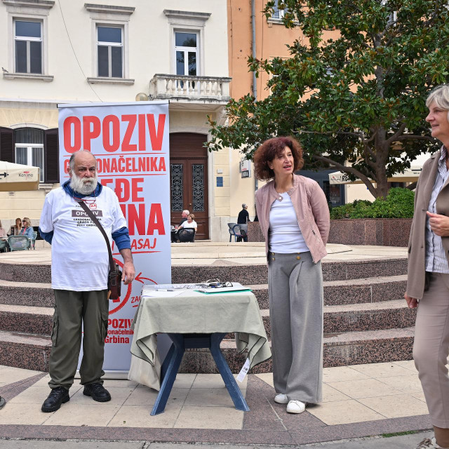 Prikupljanje potpisa za opoziv gradonačelnika Pule Peđe Grbina. Na fotografiji Lorena Boljunčić i Koviljka Aškić