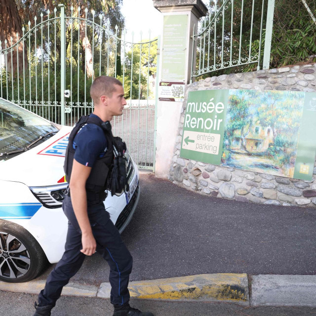 Policija ispred muzeja Renoir nakon krađe slika
