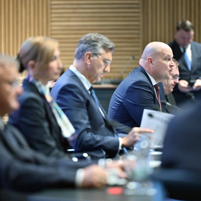 Predsjednik Vlade Andrej Plenković sudjelovao je na svečanosti potpisivanja Ugovora o dodjeli bespovratnih sredstava za projekt Ulaganje u razvoj geotermalne energije. Ugovor su potpisali ministar gospodarstva Ante Šušnjar te Marijan Krpan i Dragan Jelić, celnici nadležnih agencija.
Na fotografiji: Ante Šušnjar, Marijan Krpan, Dragan Jelić
