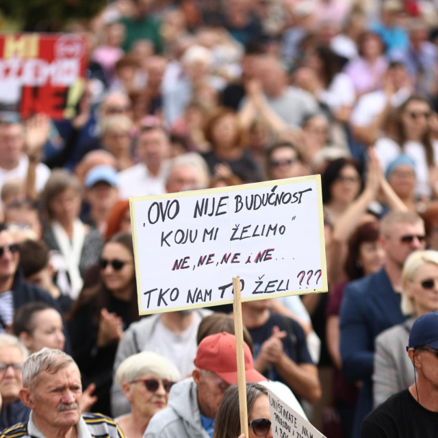 Zbog otpada iz Gospića koji bi se trebao spaljivati u cementari Nexe, građani Našica organizirali su prosvjed i prošlog mjeseca (fotografija snimljena 19.9.2026.)