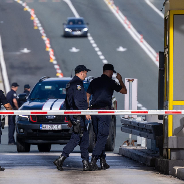 Policija od jutros kontrolira izlazak s autoceste na naplatnoj postaji Dugopolje uoči nogometne utakmice Hajduk- Dinamo koja se igra od 15 sati na Poljudu
