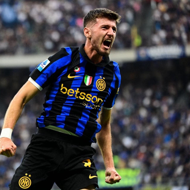Petar Sučić slavi gol