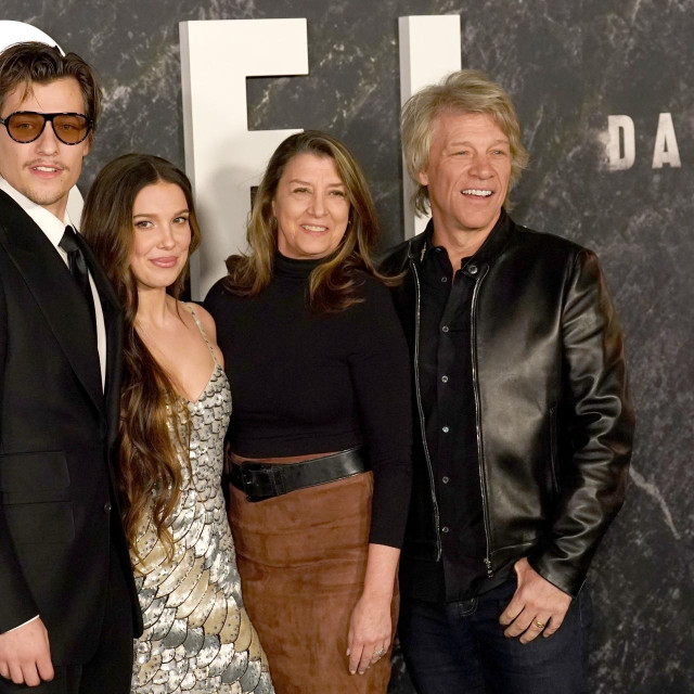 Jake Bongiovi, Millie Bobby Brown, Dorothea Hurley i Jon Bon Jovi