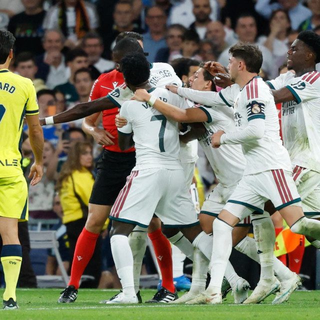 Igrač Real Madrida, brazilski napadač Vinicius Junior, suigrači obuzdavaju dok se raspravlja sa sucem Isidrom Escuderosom nakon što je dobio crveni karton tijekom utakmice španjolske nogometne lige između Real Madrida i Villarreala