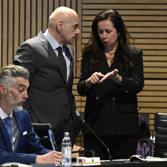 Ministar rada i mirovinskoga sustava Alen Ružić (sredina) i direktorica HUP-a Irena Weber (desno)