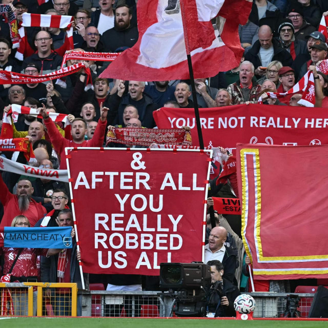 Liverpoolovi navijači priredili su paklenu atmosferu na Anfieldu.
