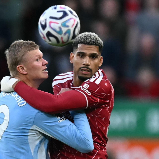 Erling Haaland u duelu s Ronaldom Araujom 