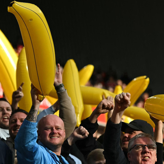Navijači Manchester Cityja mašu bananama na napuhavanje