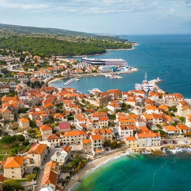 Svako mjesto na Braču, poput Postire, turistima omogućuje da uživaju u posljednjim ovogodišnjim zrakama sunca