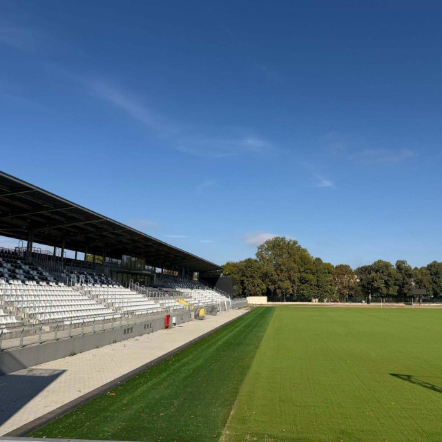 Stadion kraj Save