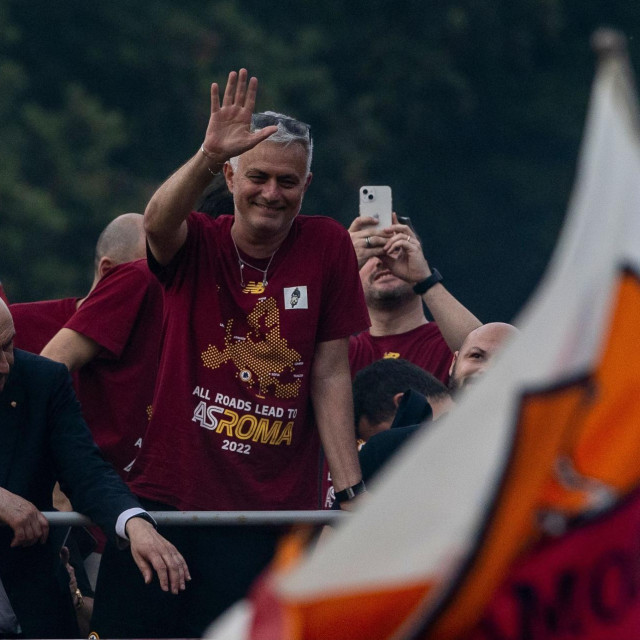 Jose Mourinho proveo je dvije i pol godine na klupi Rome, a navijače je ‘kupio‘, između ostalog, i osvajanjem Konferencijske lige 2022., odnosno prvog međunarodnog trofeja kluba od 1961.