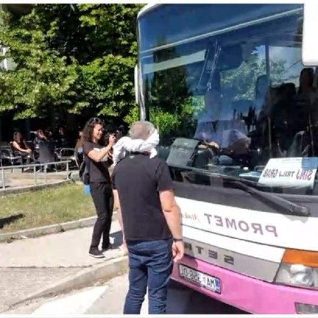 Autoprijevoz – Sinj je, prema podacima iz sudskog registra, tvrtka kojoj je pretežita djelatnost povremeni cestovni prijevoz putnika, a osnivači su joj Promet d.o.o iz Makarske i Grad Sinj; Na fotografiji: Miro Bulj ispred autobusa Promet Makarska, Mate Jujnović