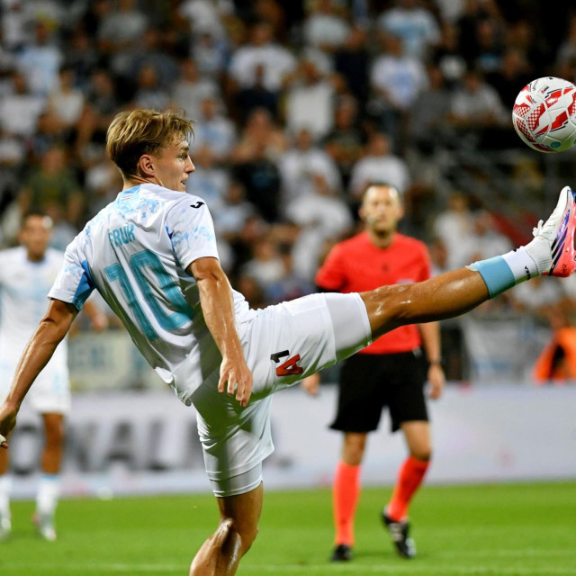 Trenira, ali tijekom pauze nije igrao. Pregovara o novom ugovoru, ali ga još nije potpisao