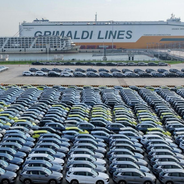 Brod natovaren kineskim automobilima, ilustracija