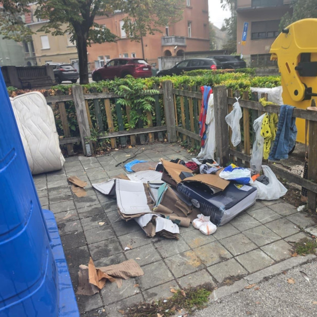 Odbačeni otpad pored spremnika na Trgu Vlaha Bukovca