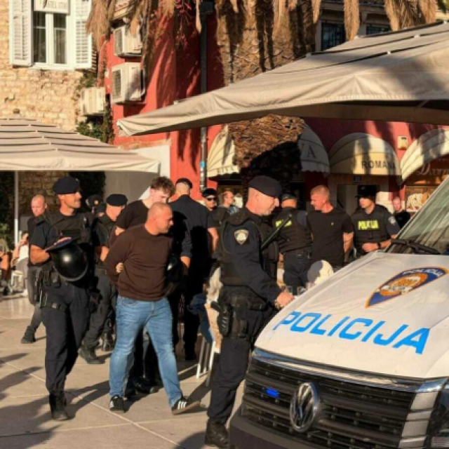 Navijači Ajaxa privedeni na Rivi u Splitu uoči utakmice s Hajdukom