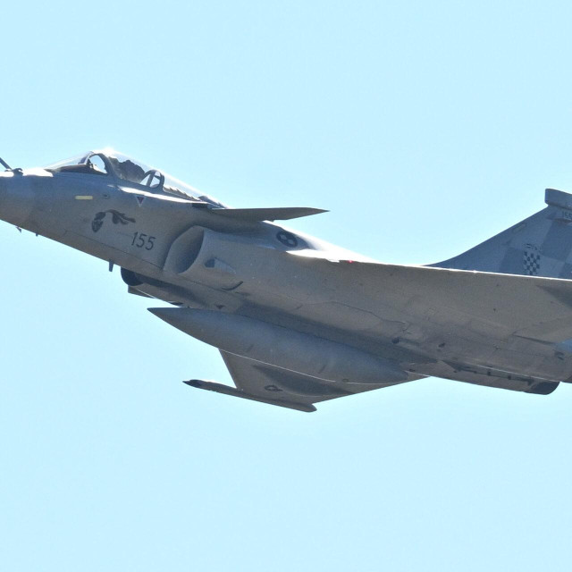 Hrvatsko Ministarstvo obrane je u utorak objavilo da je malteški putnički avion tipa Boeing u hrvatskom zračnom prostoru presreo borbeni zrakoplov Rafale