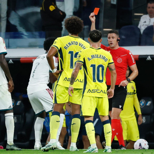 Sudac Isidro Escuderos pokazuje crveni karton igraču Real Madrida, brazilskom napadaču Viniciusu Junioru tijekom utakmice španjolske lige između Real Madrida i Villarreala