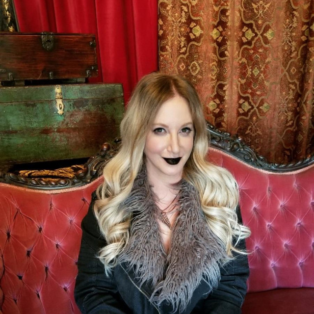 Leigh Bardugo
 