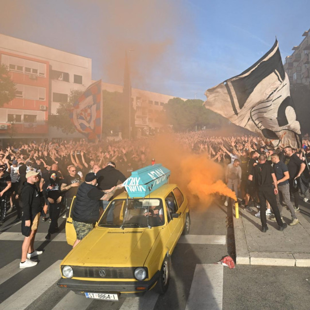 Korteo Torcide uoči utakmice s Ajaxom