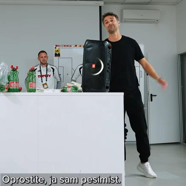 Trener Gonzalo Garcia drži govor nakon velike pobjede