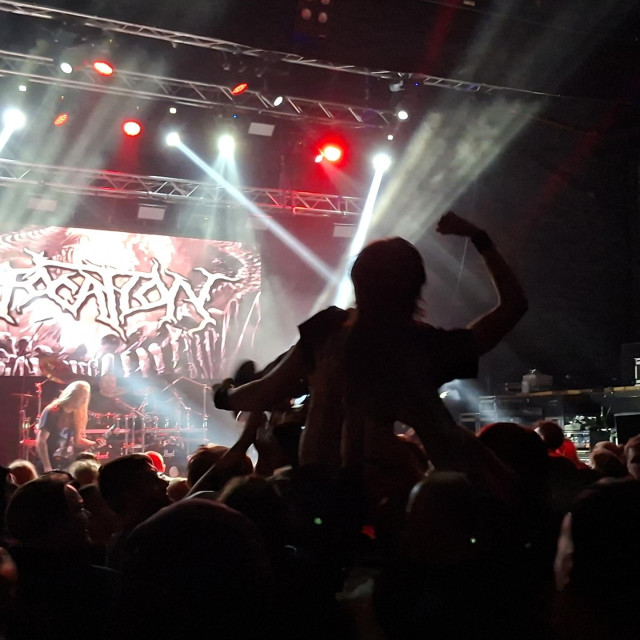 Crowdsurfing na Suffocationu
