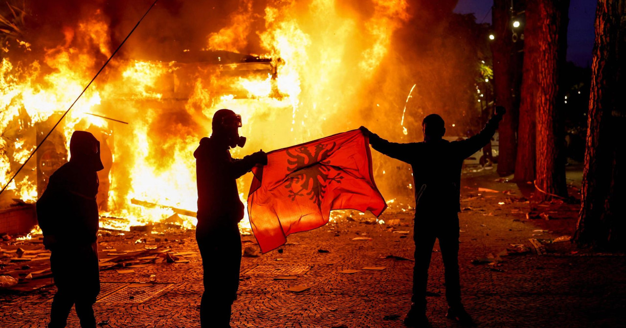 Tirana gori, sukob policije i prosvjednika, maskirani ljudi pljačkaju trgovine, Rama: ‘Ovo je strane ruka!‘