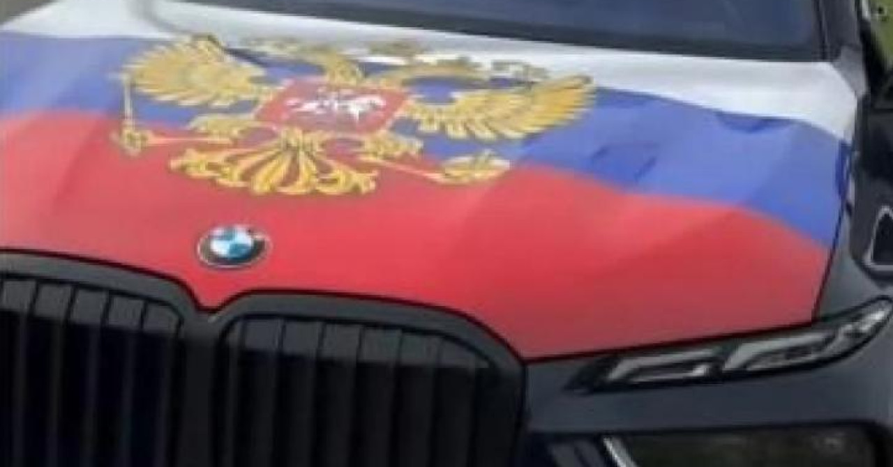 Njemački vozač na A3 kod Slavonskog Broda kažnjen sa 700 eura zbog ruske zastave na BMW-u