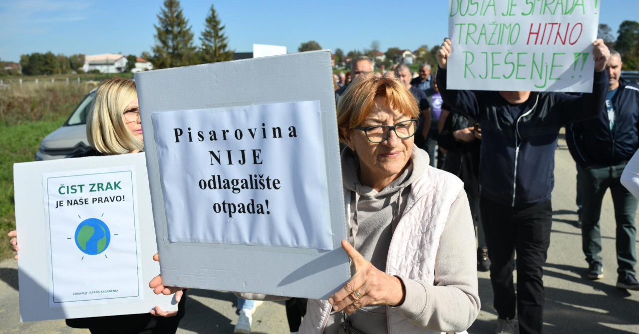 VIDEO U tijeku veliki prosvjed kod Zagreba, pogledajte svađu načelnika i direktora. Građani viču: ‘Smrdi! Smrdi!‘