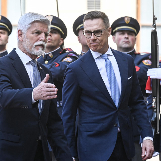 Češki predsjednik Petr Pavel (lijevo) i finski mu kolega Alexander Stubb prilikom svibanjskog posjeta Stubba Pragu. 