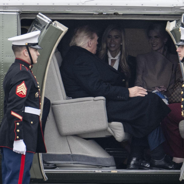 Donald Trump u helikopteru Marine One u zrakoplovnoj bazi u Anchorageu