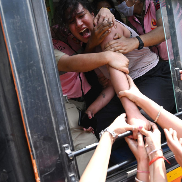 Policajci privode pristašu stranke „Cockroach Janata Party” (CJP) tijekom prosvjeda u New Delhiju