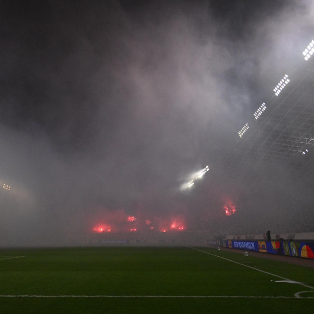 Susret Hajduka i Ajaxa na Poljudu prekinut je zbog pirotehnike na tribinama