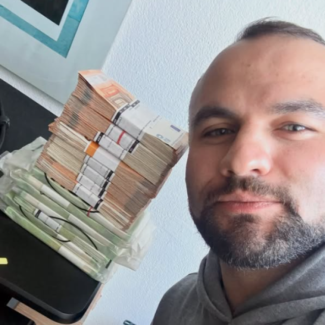 Giorgi Shavadze s novcem koji je vratio u štedionicu