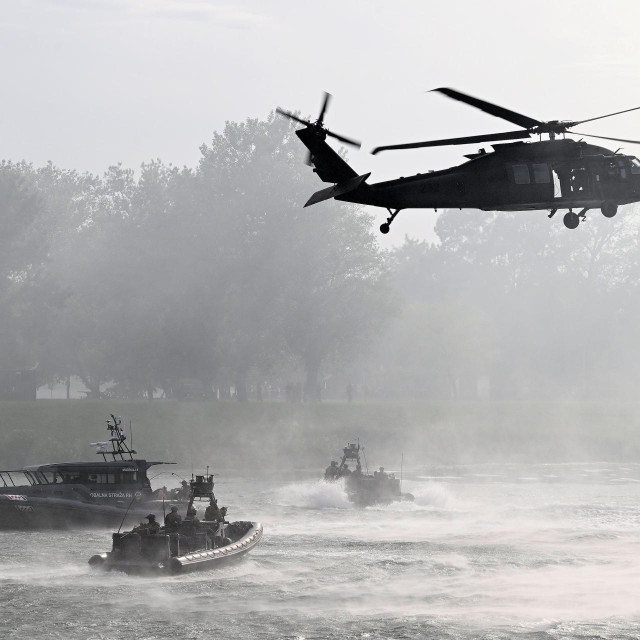 Helikopter Black Hawk u akciji nad jezerom Jarun