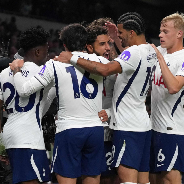 Nogometaši Tottenhama u proslavi pogotka