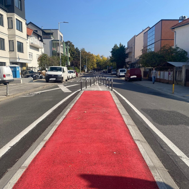 Prometni otoci u Ulici Pavla Štoosa
